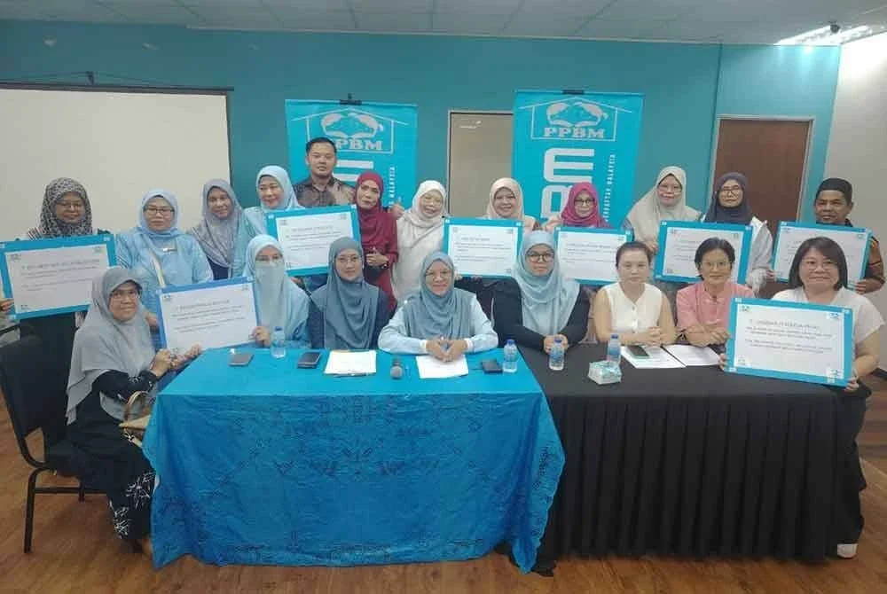 Norsheila (tengah) bersama 24 ahli gabungan PPBM dan NGO pendidikan awal kanak-kanak menggesa kerajaan menaikkan kadar subsidi yuran pengasuhan bayi sehingga RM500 hingga RM600 seorang.