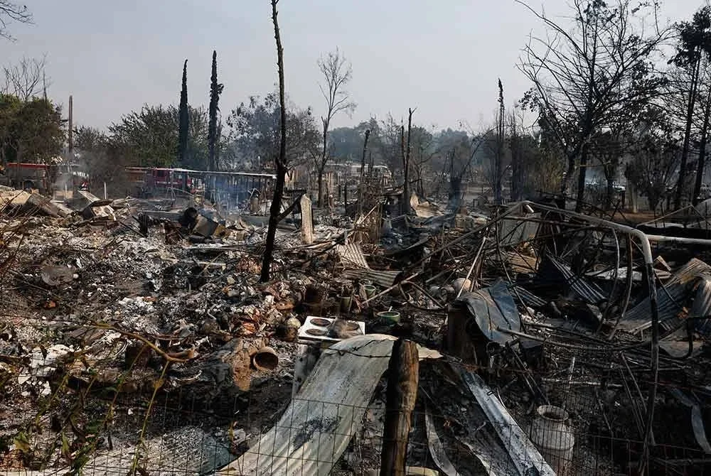Hampir 12,000 ekar kawasan telah terbakar, manakala beberapa struktur bersejarah di pekan emas itu turut musnah.