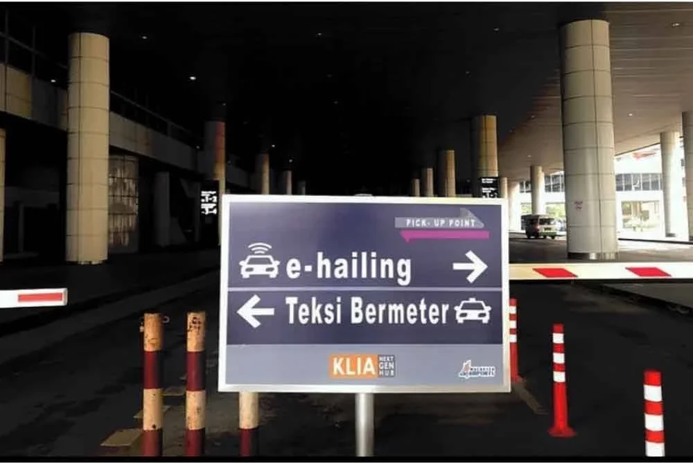 Persatuan Penghantar P-Hailing Malaysia menyifatkan caj bayaran yang bakal dikenakan di laluan pelepasan dan ketibaan Lapangan Terbang Antarabangsa Kuala Lumpur (KLIA) tidak masuk akal dan membebankan pemandu e-hailing dan pengguna.