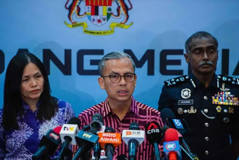 Fahmi (tengah) bersama Timbalan Menteri Komunikasi, Teo Nie Ching (kiri) dan Pengarah Jabatan Siasatan Jenayah (JSJ) Bukit Aman, Datuk M Kumar (kanan) pada sidang media di Ibu Pejabat Polis Bukit Aman, pada Khamis. Foto Bernama