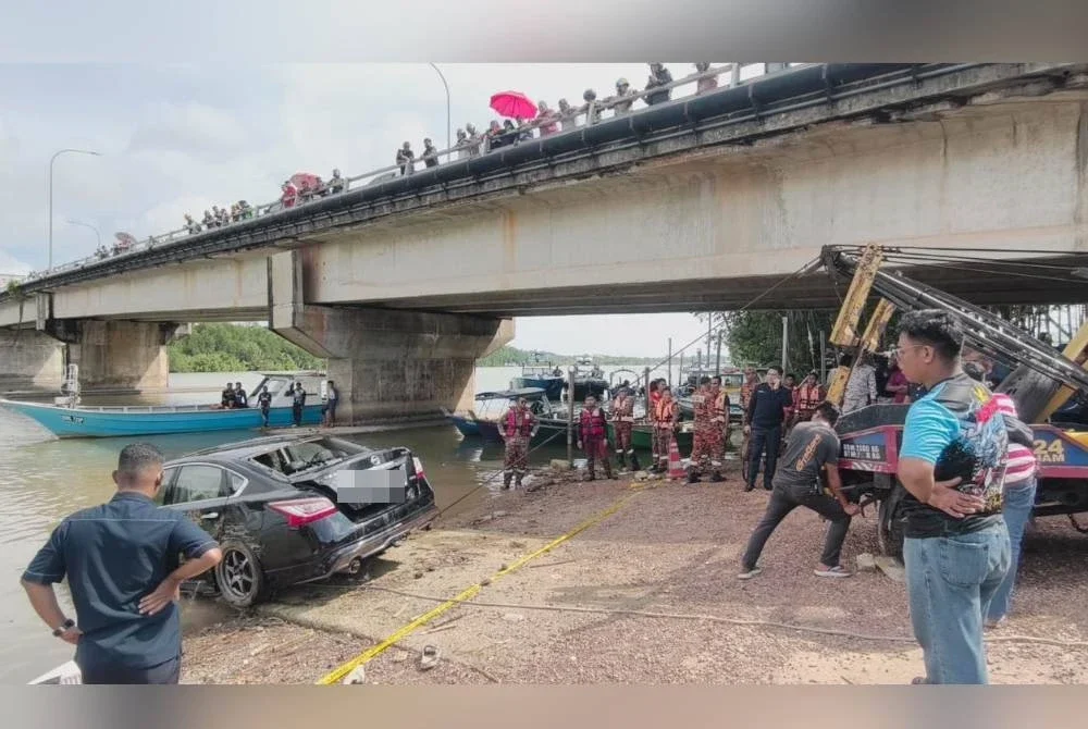 Kereta jenis Nissan Teana yang di parkir berhampiran tebing sungai dalam keadaan enjin tidak dihidupkan, secara tiba-tiba menggelongsor ke dalam air. Foto ihsan pembaca
