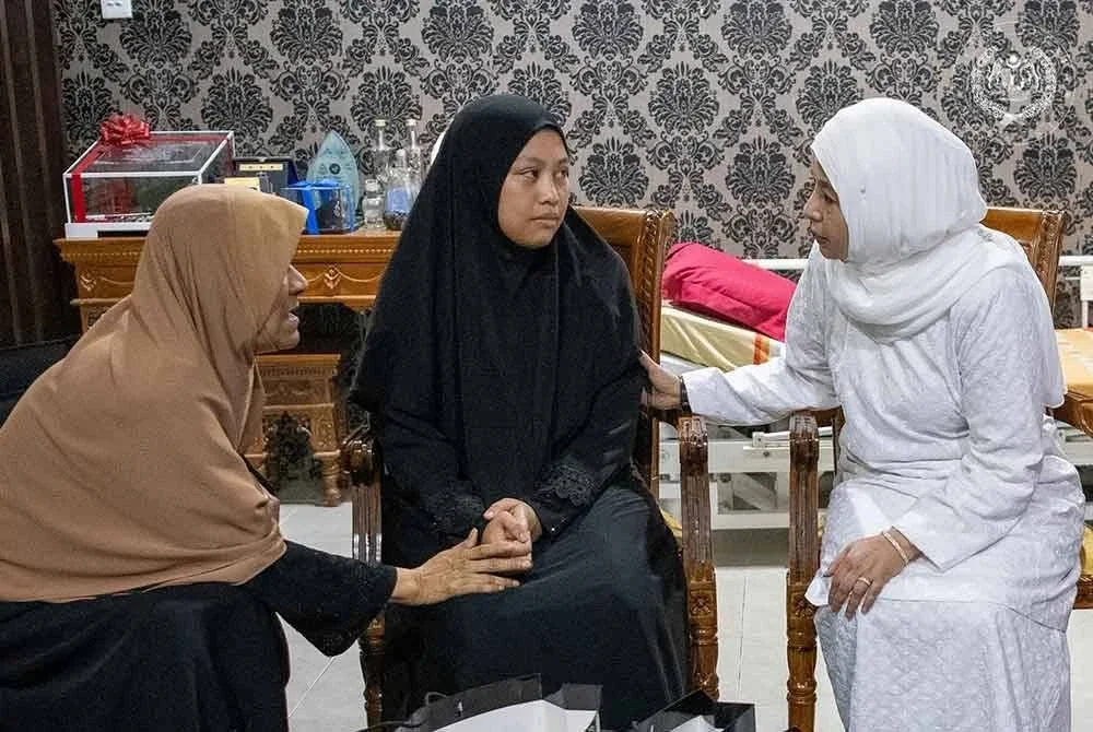 Raja Zarith Sofiah turut berkenan menyantuni balu Allahyarham, Noratiqah Mohamad Sayuti di kediaman keluarga Allahyarham di Desa Alam Ria, Batang Kali. Foto FB Sultan Ibrahim