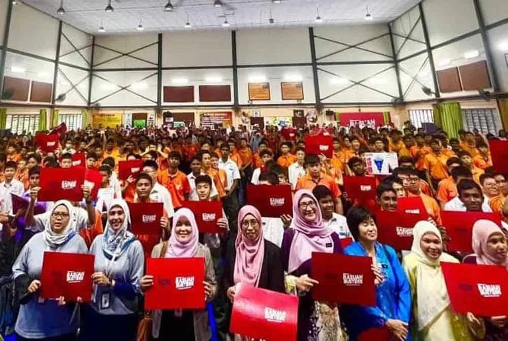 Suzila (tiga dari kiri) dan Nurhayati (lima dari kanan) bersama warga pendidik dan pelajar SMK Subang Utama, Subang Jaya.