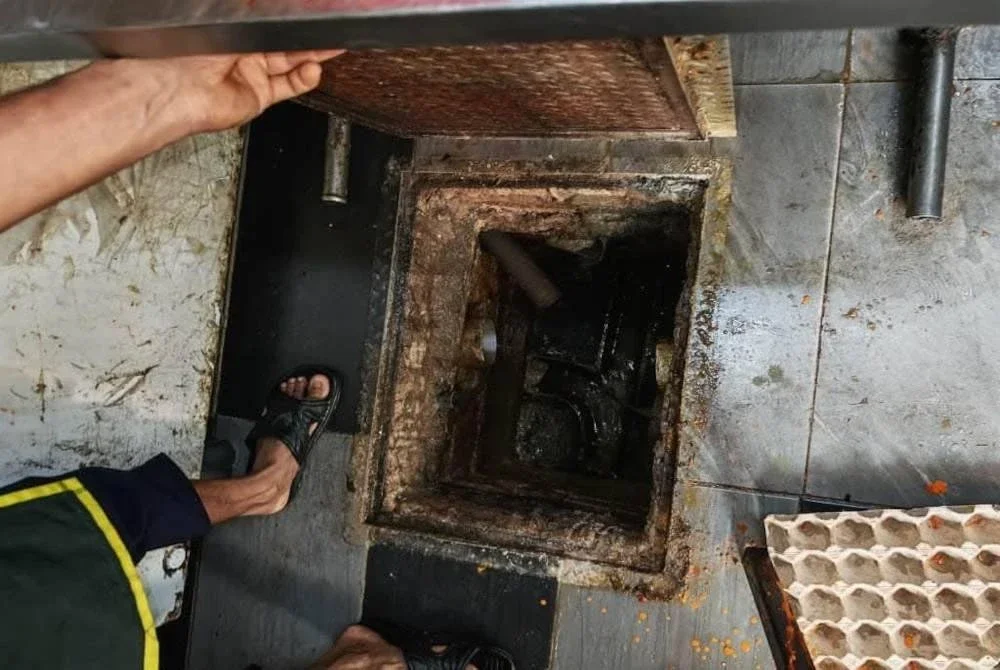 Pemeriksaan dijalankan susulan aduan orang awam berhubung isu minyak dan bau daripada saluran kumbahan di kawasan rumah kedai serta restoran di lokasi. Foto DBKL