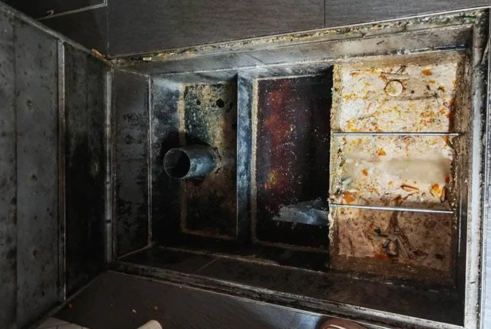 Alat perangkap minyak juga tidak diselenggara. Foto DBKL