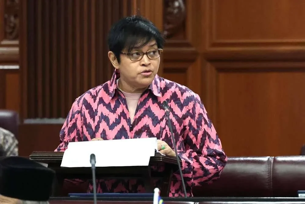Menteri di Jabatan Perdana Menteri (Undang-Undang dan Reformasi Institusi) Datuk Seri Azalina Othman Said ketika Mesyuarat Kedua, Penggal Keempat Parlimen ke-15 Persidangan Dewan Negara di Bangunan Parlimen pada Khamis. Foto Bernama