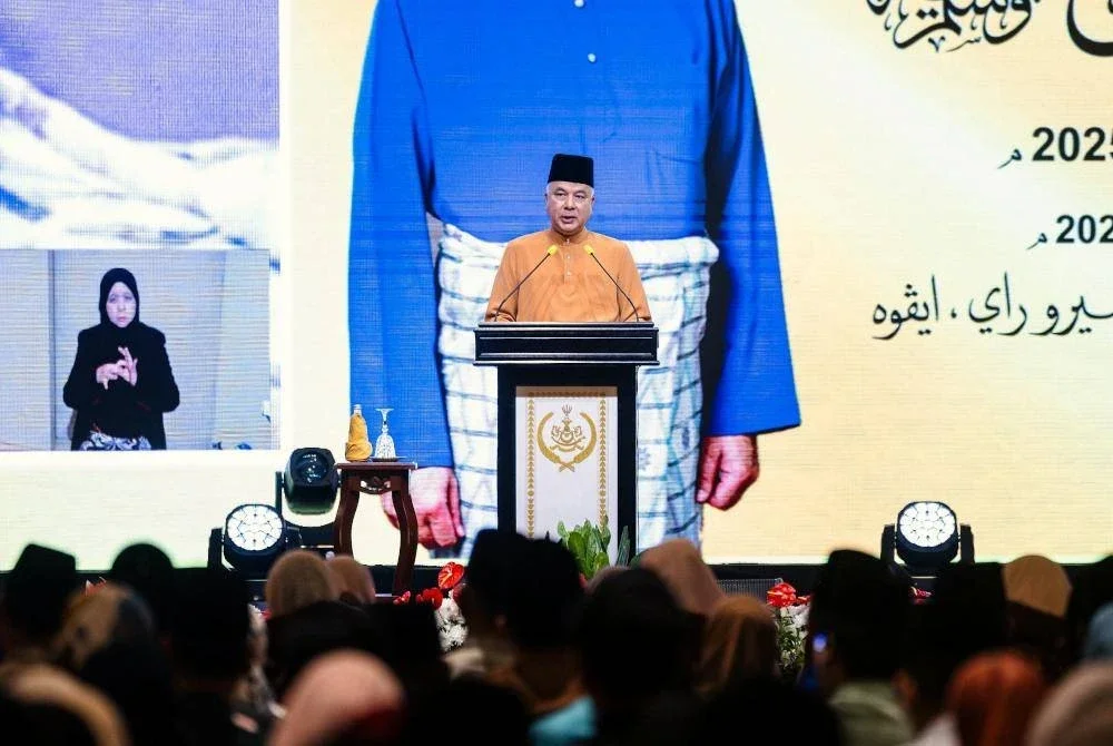 Sultan Perak Sultan Nazrin Shah berkenan menyampaikan titah baginda ketika berangkat pada sambutan Maulidur Rasul 1447H/2025M peringkat negeri Perak di sebuah hotel malam ini. Foto Bernama