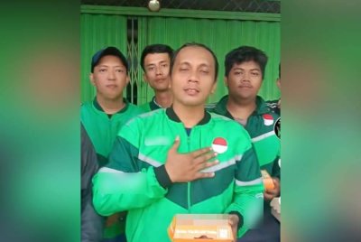 Penghantar makanan di Indonesia mengucapkan terima kasih kepada rakyat Malaysia menerusi satu rakaman TikTok.