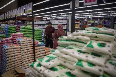 Orang ramai membeli keperluan harian menggunakan bantuan Sumbangan Asas Rahmah (SARA) ketika tinjauan di Pasar Raya Borong Din Kangar, pada Rabu. Foto Bernama