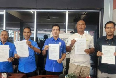 Mohd Yusrizal (tengah) dan Abdul Rashid (dua kanan) pada sidang akhbar pada petang Rabu.