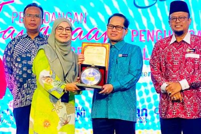 Mohd Azam (dua dari kanan) menyampaikan cenderamata semasa merasmikan Persidangan Kebangsaan Pengurusan Pendidikan Pengetua Sekolah Malaysia Kali Ke-63 di Grand River View, Kota Bharu pada Khamis. Foto: Sinar Harian HAZELEN LIANA KAMARUDIN