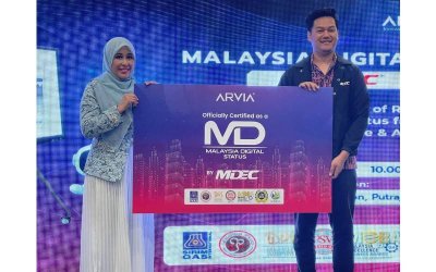 Ketua Pegawai Eksekutif Arvia Solutions, Nurul Ain Mohamad Khdri (kiri) menerima pengiktirafan penganugerahan Status Malaysia Digital yang disampaikan wakil MDEC, Aizat Hashim, pada Khamis.