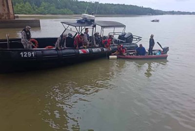 Operasi pencarian mangsa sedang dijalankan.