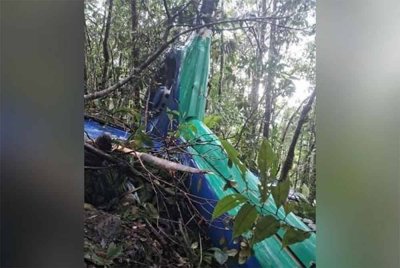 Hanya ekor helikopter kelihatan dan tragedi di kawasan hutan pergunungan Meratus, Tanahbumbu. - Foto: Agensi