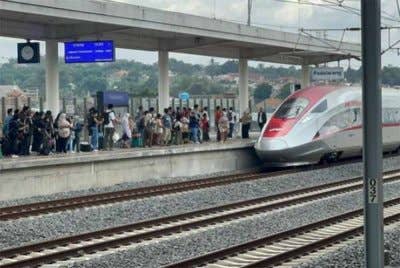 Rakyat Malaysia penyumbang teramai pengguna antarabangsa kereta api Woosh.-Agensi