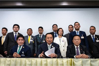 Anutin (tengah) menghadiri sidang media selepas meraih sokongan Parti Rakyat untuk dilantik sebagai Perdana Menteri baharu negara itu. - Foto AFP