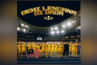 Persatuan Bola Sepak Malaysia (FAM) dengan kerjasama Warner Music Malaysia (WMM) melancarkan lagu rasmi Harimau Malaya berjudul Demi Lencana Di Dada nyanyian kumpulan Hujan.