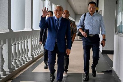 Ahli Parlimen Kinabatangan, Datuk Seri Bung Moktar Radin hadir ke Mahkamah Sesyen hari ini bagi prosiding perbicaraan membela diri atas tiga pertuduhan rasuah berjumlah RM2.8 juta. Foto Bernama