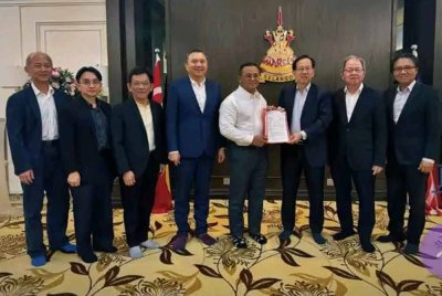 Tular gambar Amirudin (empat dari kanan) menerima lawatan Persatuan Lembaga Pengurus Sekolah Cina Malaysia (Dong Zong) di media sosial.