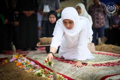 Raja Permaisuri Agong Raja Zarith Sofiah berkenan berangkat menziarahi pusara Allahyarham Koperal Muhammad Faizal Abd Razak di Tanah Perkuburan Islam Kampung Kuantan, Batang Kali, di Selangor hari ini. Foto FB Sultan Ibrahim