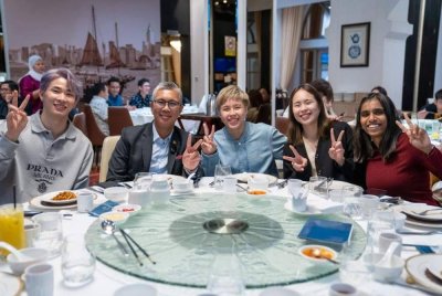 Dari kiri: Tang Jie, Zafrul, Ee Wei, Pearly dan Thinaah.
