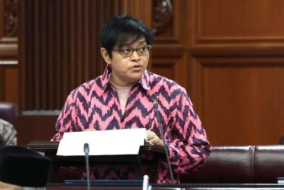 Menteri di Jabatan Perdana Menteri (Undang-Undang dan Reformasi Institusi) Datuk Seri Azalina Othman Said ketika Mesyuarat Kedua, Penggal Keempat Parlimen ke-15 Persidangan Dewan Negara di Bangunan Parlimen pada Khamis. Foto Bernama