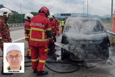 Anggota bomba memadam kebakaran sebuah Toyota Vellfire milik Wan Hassan (gambar kecil) di Lebuhraya Pantai Timur 2 (LPT2) baru-baru ini.