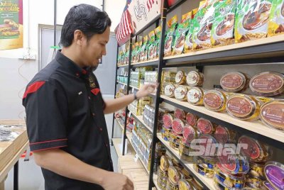 SHARIL menjelaskan, 'perjalanan' Ryverra bermula daripada kios strawberi bersalut coklat pada tahun 2005 sebelum serius untuk serius menghasilkan coklat buatan sendiri bagi mengembangkan perniagaan.