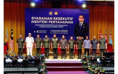 Mohamed Khaled (tengah) bersama barisan kepimpinan dan tetamu yang hadir pada Syarahan Eksekutif Menteri Pertahanan di Dewan Besar Universiti Putra Malaysia,
di Serdang pada Khamis