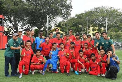 SMK Meru mengesahkan slot perlawanan akhir Piala Datuk Mokhtar Dahari B-18 selepas mengatasi SMK Telok Panglima Garang, 3-2 di Shah Alam pada Khamis.