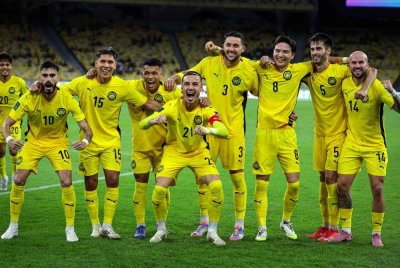 Pemain Malaysia meraikan jaringan yang dilakukan Jaoa Vitor Brandao Figueiredo pada perlawanan antarabangsa Tier 1 di antara Malaysia menentang Singapura di Stadium Nasional Bukit Jalil hari ini. Foto Bernama