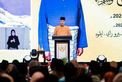 Sultan Perak Sultan Nazrin Shah berkenan menyampaikan titah baginda ketika berangkat pada sambutan Maulidur Rasul 1447H/2025M peringkat negeri Perak di sebuah hotel malam ini. Foto Bernama