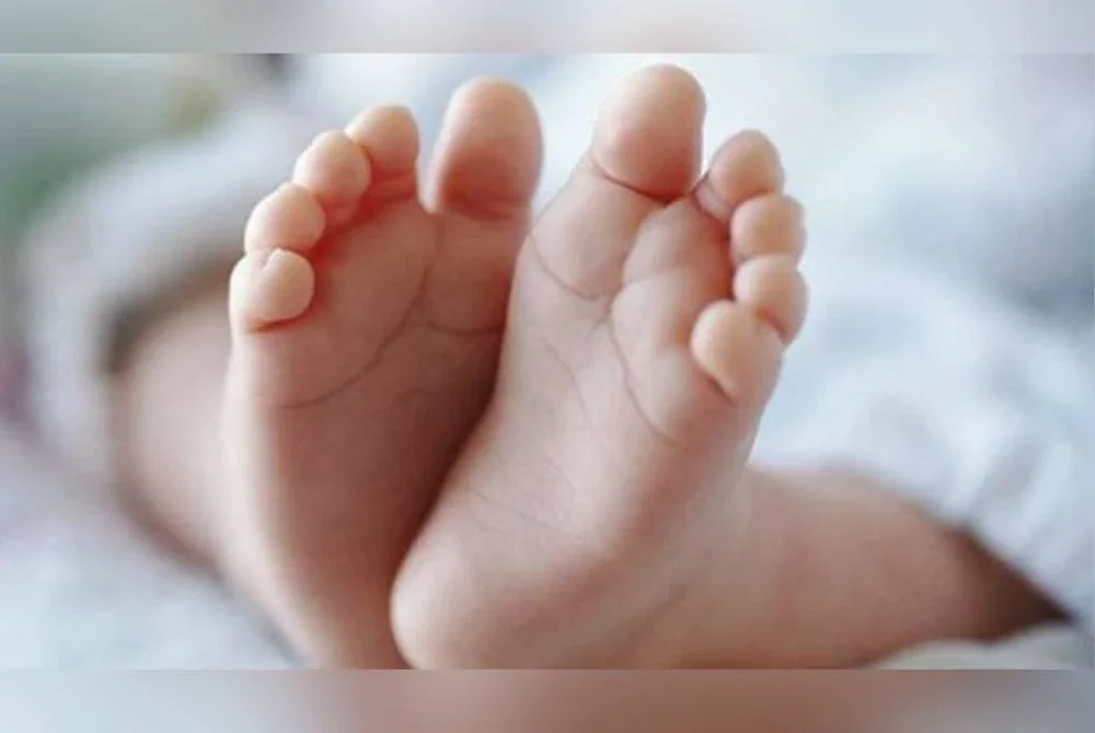  Seorang bayi berusia 20 hari menjalani pembedahan mencabar untuk mengeluarkan dua janin dari perutnya.