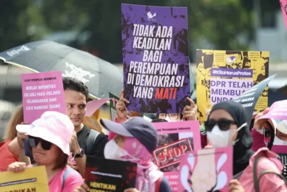 Kumpulan itu berarak menuju ke bangunan DPR di ibu kota Jakarta. Foto Agensi