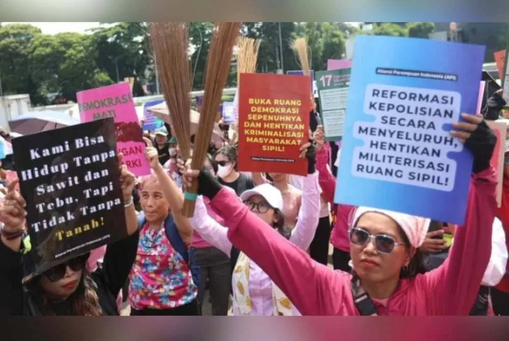 Demonstrasi membawa plakad tertera pelbagai pendapat dan tuntutan mereka kepada pemerintah. Foto Agensi