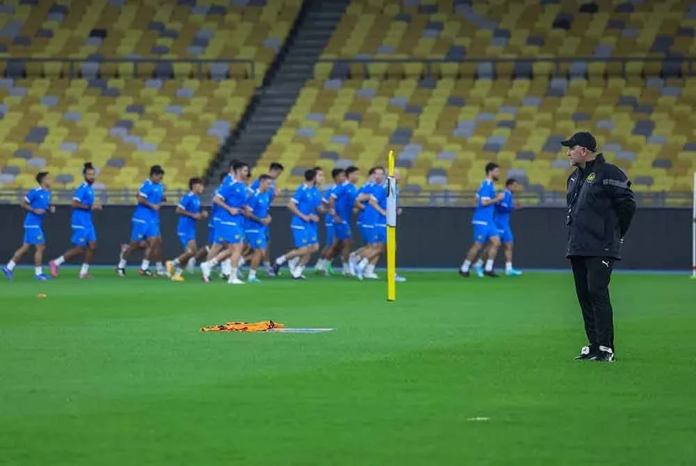 Cklamovski memantau sesi latihan skuad Harimau Malaya di Stadium Nasional Bukit Jalil. - FOTO: Bernama