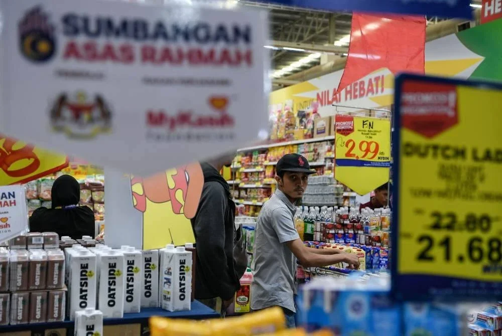 Pengunjung memanfaatkan bantuan Sumbangan Asas Rahmah (SARA) sebanyak RM100 dengan membeli barangan keperluan harian pada hari keempat pelaksanaannya ketika tinjauan di Pasar Raya Mydin Alor Setar di sini. Foto Bernama