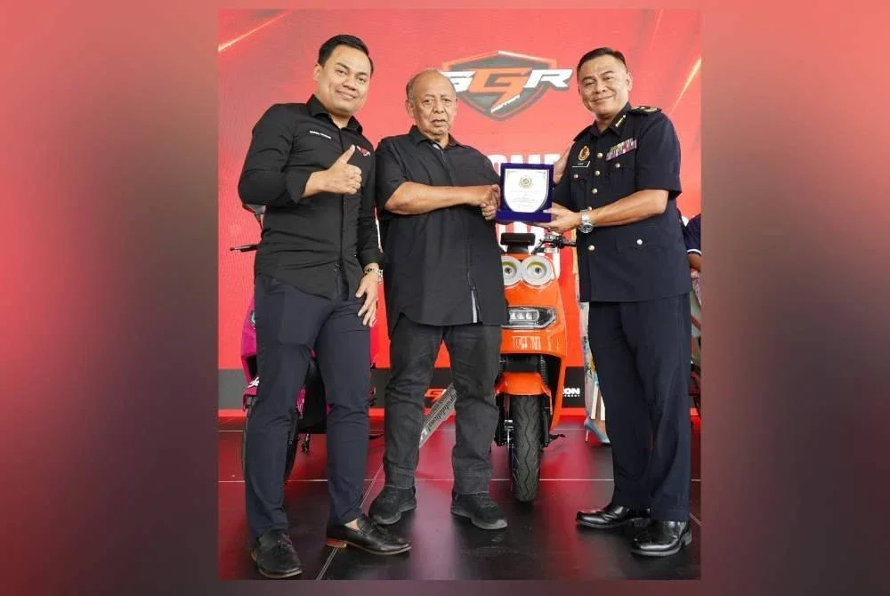 Timbalan Pengarah JPJ Wilayah Persekutuan, Eric Jusiang (kanan) menyerahkan cenderamata kepada Pengerusi GGR Motor, Tengku Syarif Temenggong Perlis, Datuk Seri Diraja Syed Amir Abidin Jamalullail(tengah) diiringi Muhammad Mussaddiq (kiri).