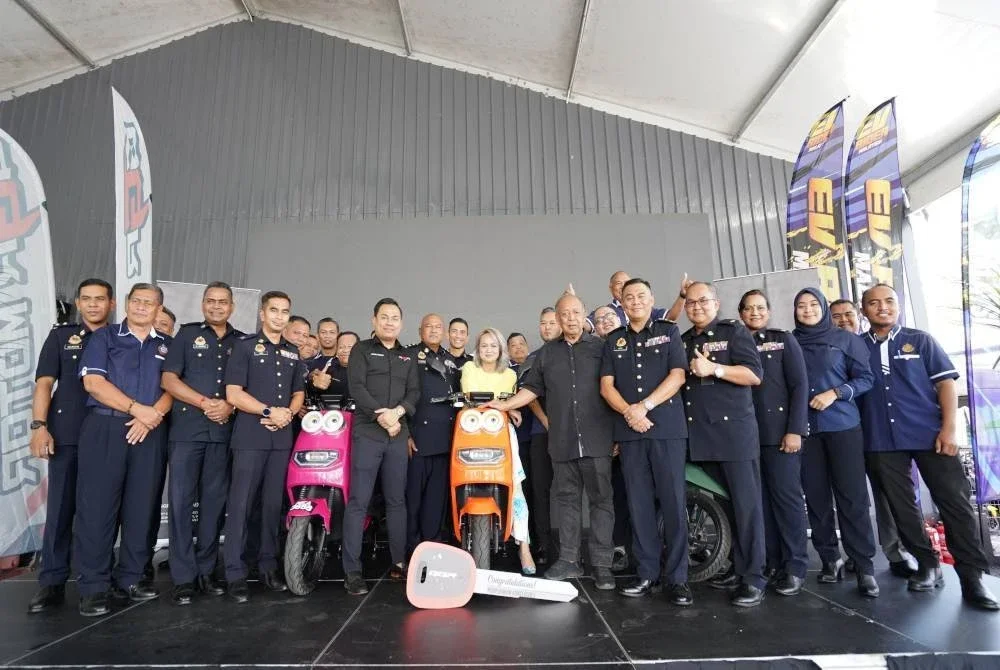 Pegawai kanan JPJ Wilayah Persekutuan yang mengadakan lawatan kerja ke kilang GGR Legacy (M) Sdn Bhd di Kampung Sungai Penchala pada Khamis.