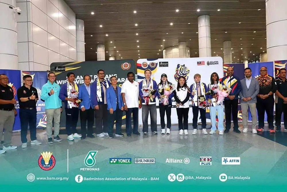 Pearly-Thinaah bersama juara beregu campuran dunia Chen Tang Jie-Toh Ee Wei diraikan semasa tiba di Lapangan Terbang Antarabangsa Kuala Lumpur..