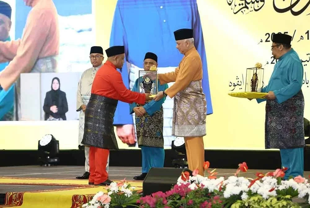 Sultan Nazrin berkenan menyampaikan Anugerah Tokoh Pendakwah kepada Wan Masindra sempena sambutan Maulidur Rasul 1447 Hijrah peringkat negeri Perak di Ipoh pada Khamis.