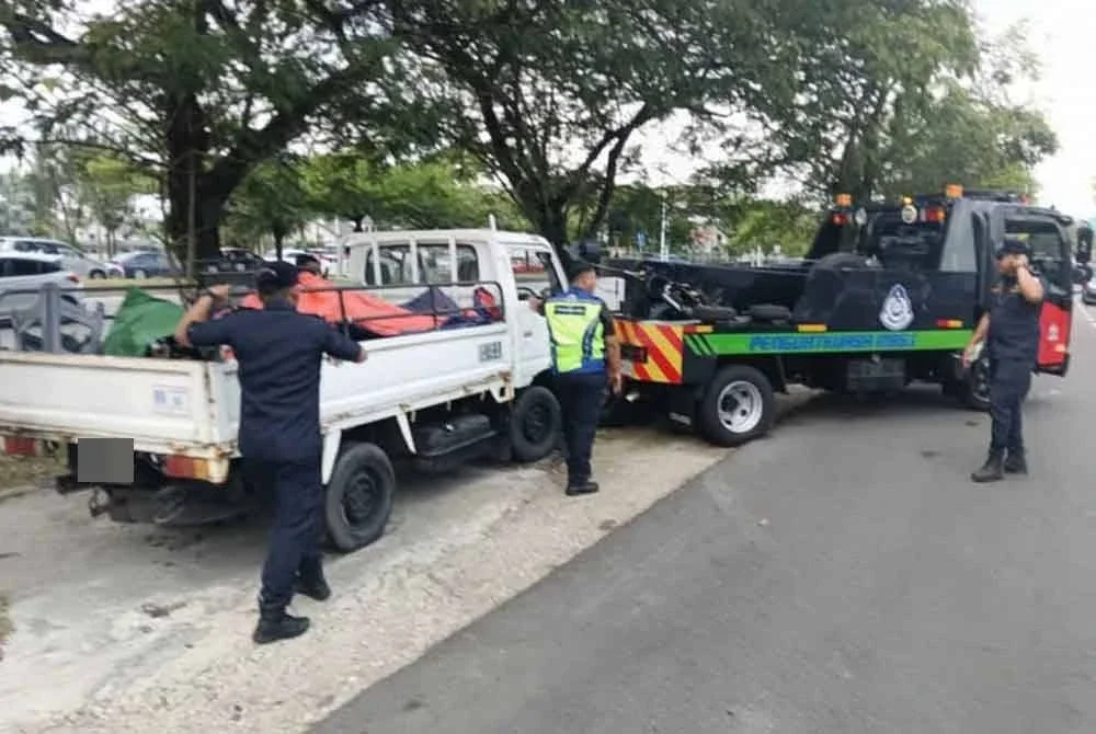 Antara dua kenderaan yang ditunda dalam operasi dijalankan Jabatan Penguatkuasaan MBSJ di USJ 4, Subang Jaya baru-baru ini.