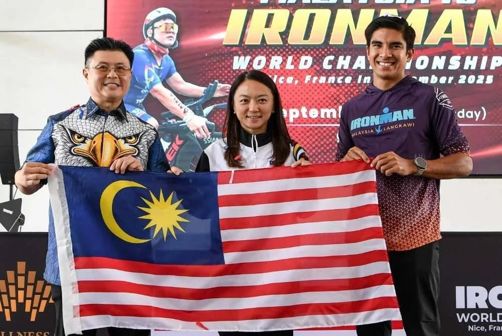 Menteri Belia dan Sukan, Hannah Yeoh (tengah) bersama Syed Saddiq (kanan) yang akan mewakili Malaysia ke Kejohanan Dunia Ironman. Foto Bernama.