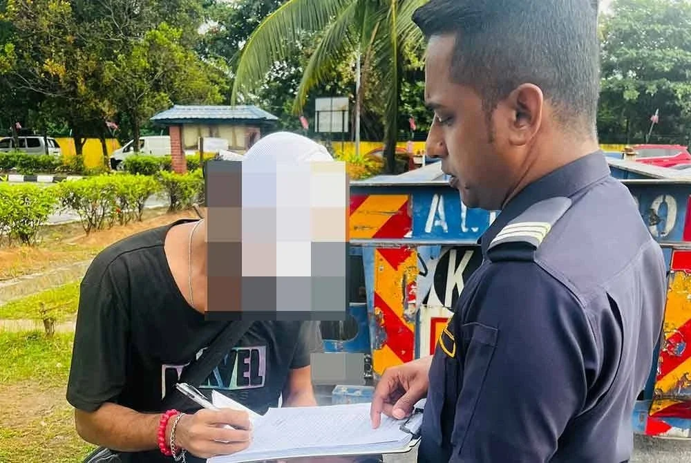 Individu terbabit dipercayai telah bekerja sebagai pemandu bas kilang secara haram sejak enam bulan lalu.