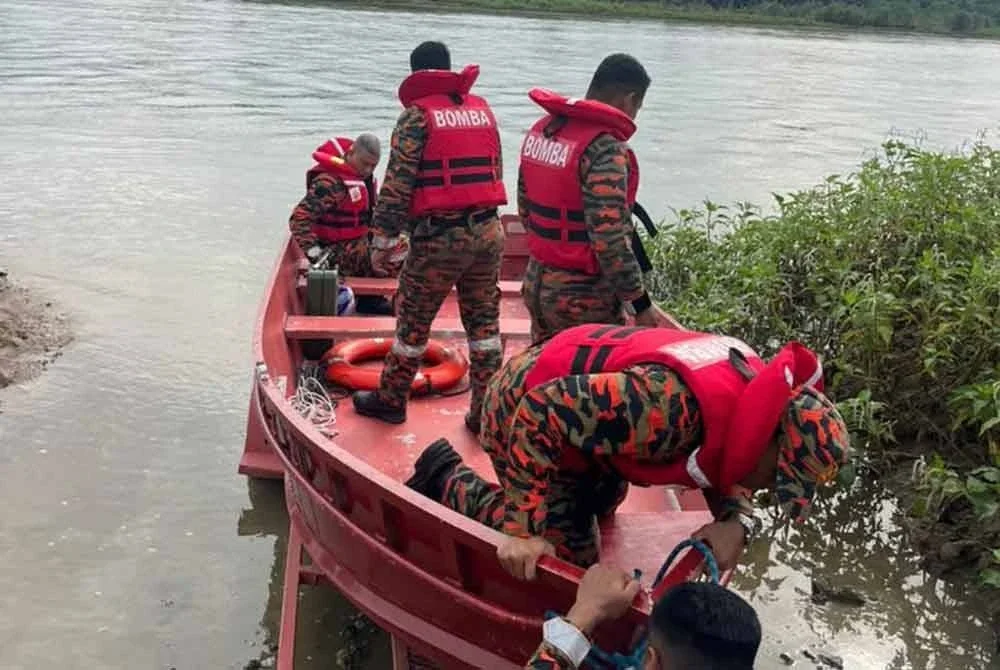 Sepasukan anggota dari Balai Bomba dan Penyelamat Seri Iskandar telah digerakkan ke lokasi bagi menjalankan operas SAR. Foto Bomba Perak