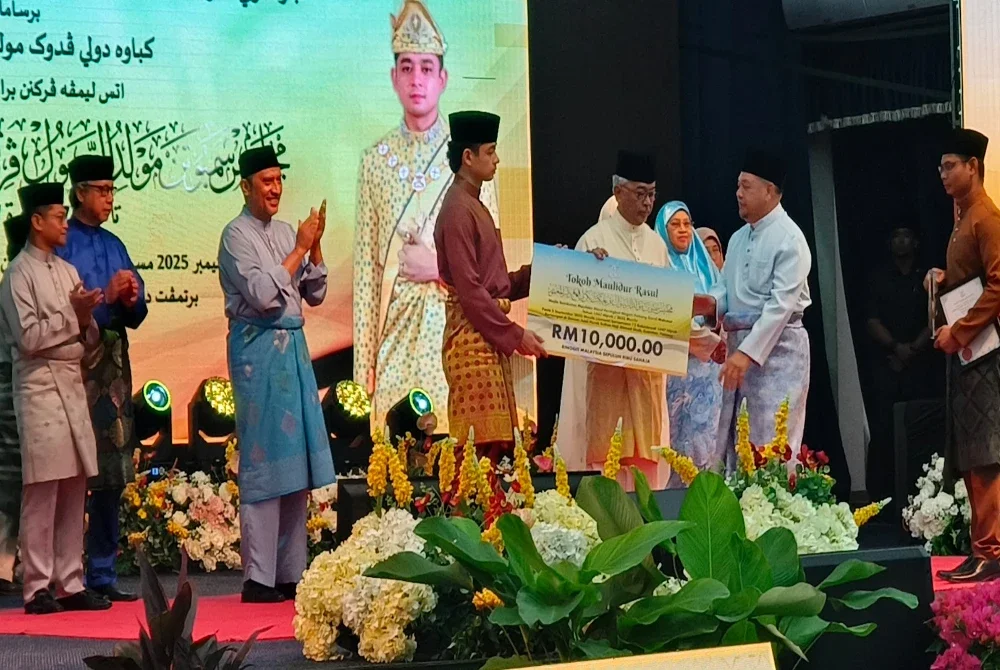 Al-Sultan Abdullah mengurniakan Anugerah Tokoh Maulidur Rasul kepada mantan Pengarah Jabatan Agama Islam Pahang (JAIP), Datuk Dr Zulkifle Ali sempena Majlis Sambutan Maulidur Rasul Peringkat Negeri Pahang 2025 di Dewan Jubli Perak Sultan Haji Ahmad Shah di sini pada Jumaat.