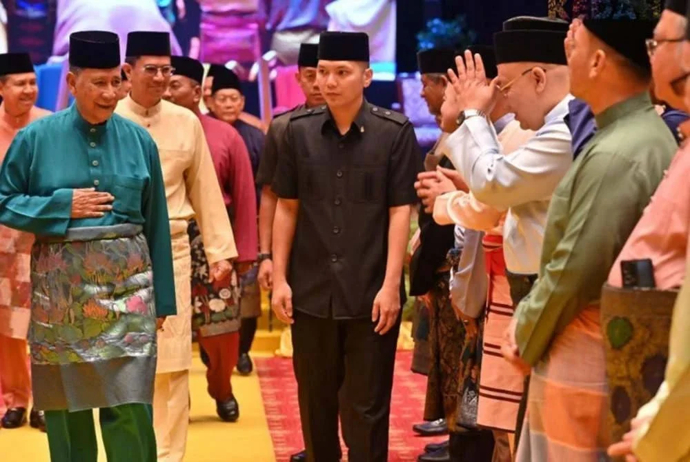 Sultan Sallehuddin (kiri) beramah mesra dengan tetamu yang hadir memeriahkan sambutan Maulidur Rasul di Alor Setar pada Jumaat.