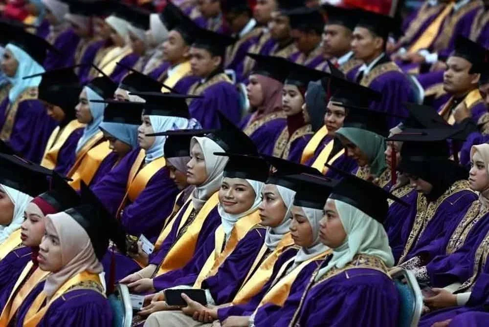 KPT memaklumkan 1,132 program pengajian Ijazah Sarjana Muda ditawarkan dengan pemilihan pelajar dibuat berasaskan prinsip meritokrasi iaitu menyusun calon yang layak mengikut markah merit tertinggi hingga terendah. Gambar hiasan.