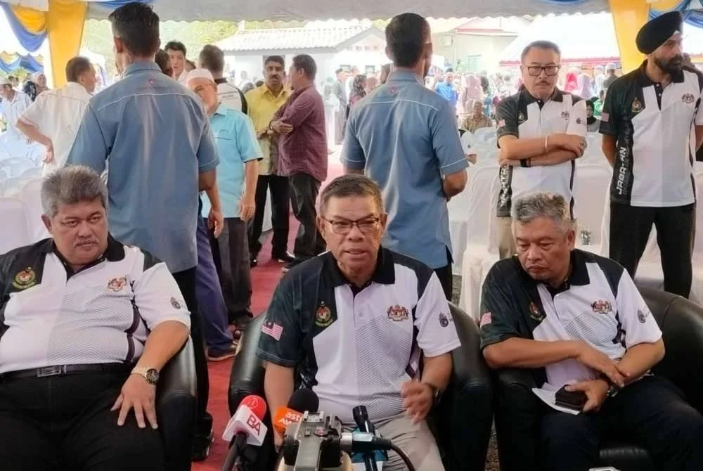 Saifuddin bercakap ketika sidang media selepas Majlis Peluncuran Kampung Angkat dan Sekolah Angkat Madani di Sekolah Kebangsaan Rambong Pulai di Baling pada Jumaat.