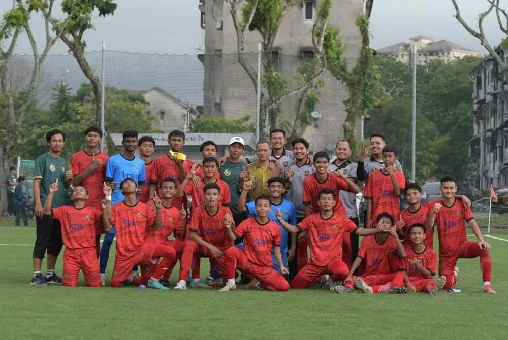 SMK Meru tampil ke pentas final Piala Datuk Mokhtar Dahari B-18 di Stadium MBPJ, Sabtu ini dengan misi besar.